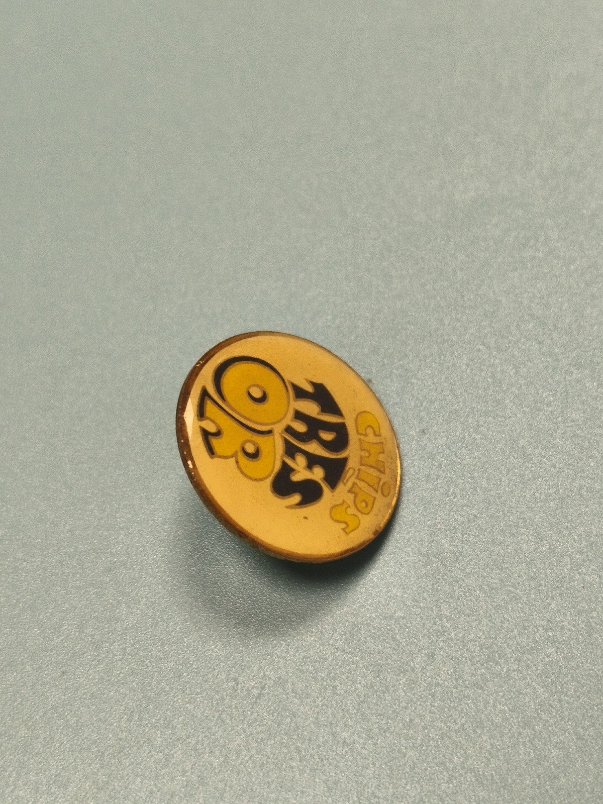 Vintage pin's publicitaire CHIPS TRÉSOR jaune collection rétro (Ref 1)