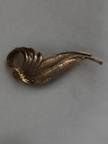 Broche vintage feuille dorée style rétro, bijou ancien, pin’s feuille