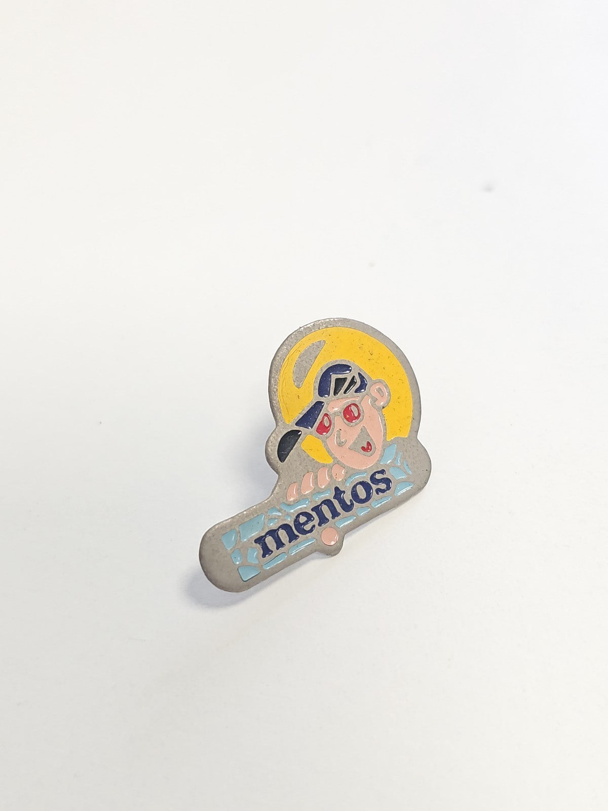 Pin's rétro Mentos ancien, badge publicitaire vintage collection années 90 rare