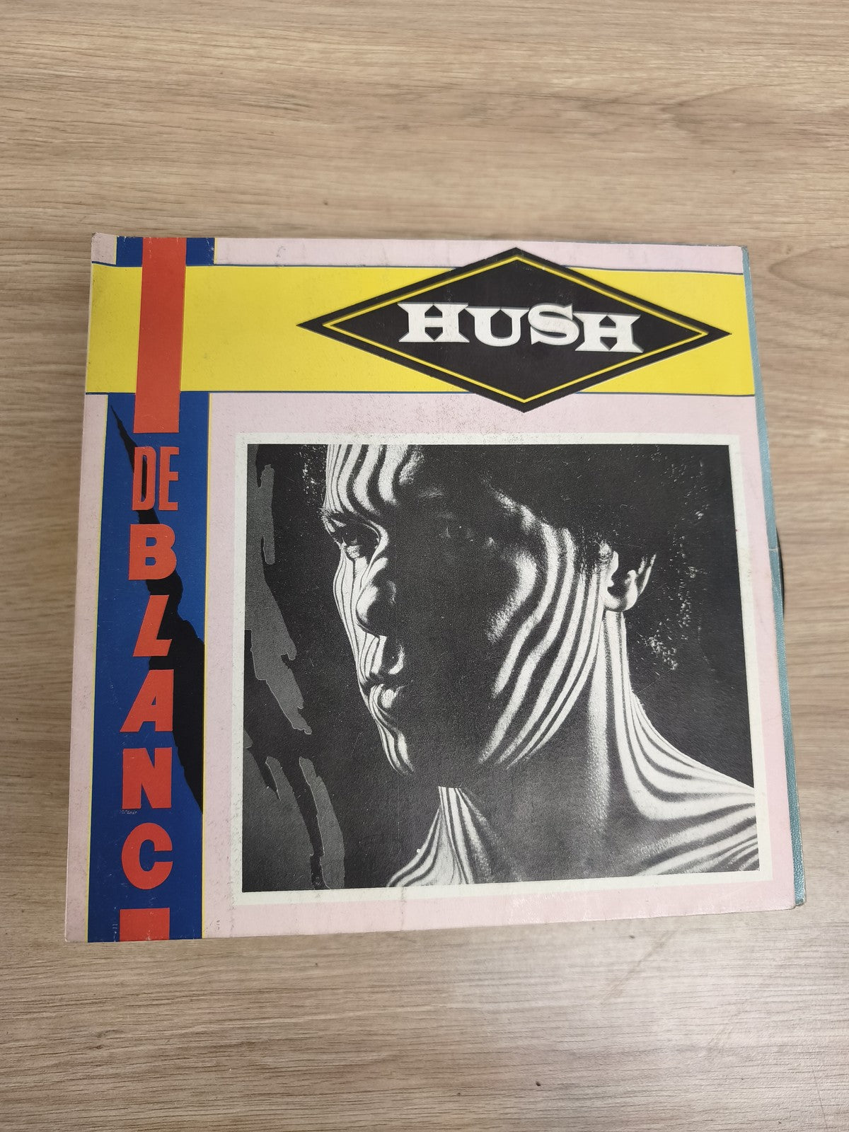 Vinyle 45 tours Hush De Blanc pochette illustrée rayures noir et blanc