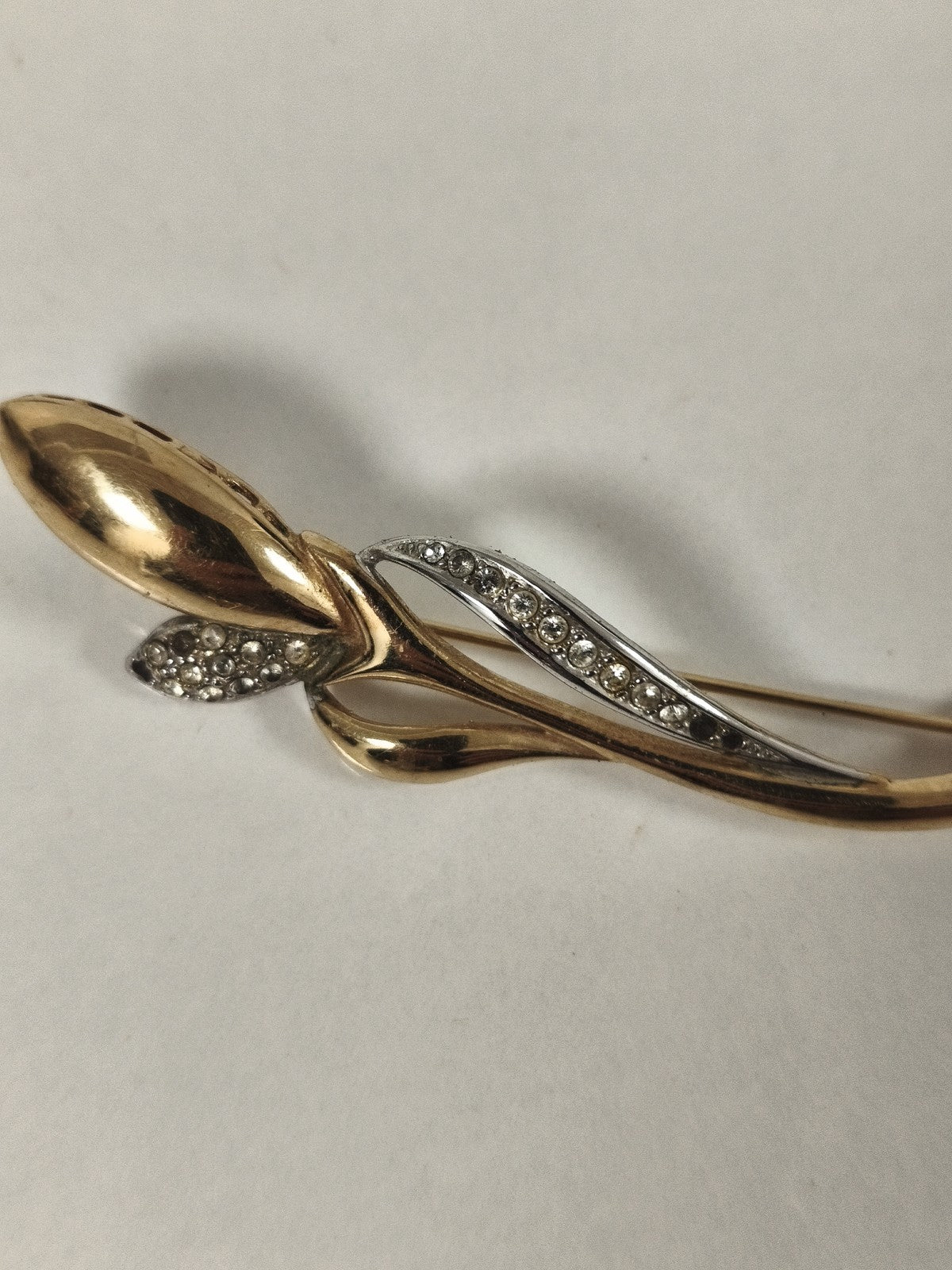 Broche vintage métal doré fleur stylisée strass, bijou ancien rétro élégant
