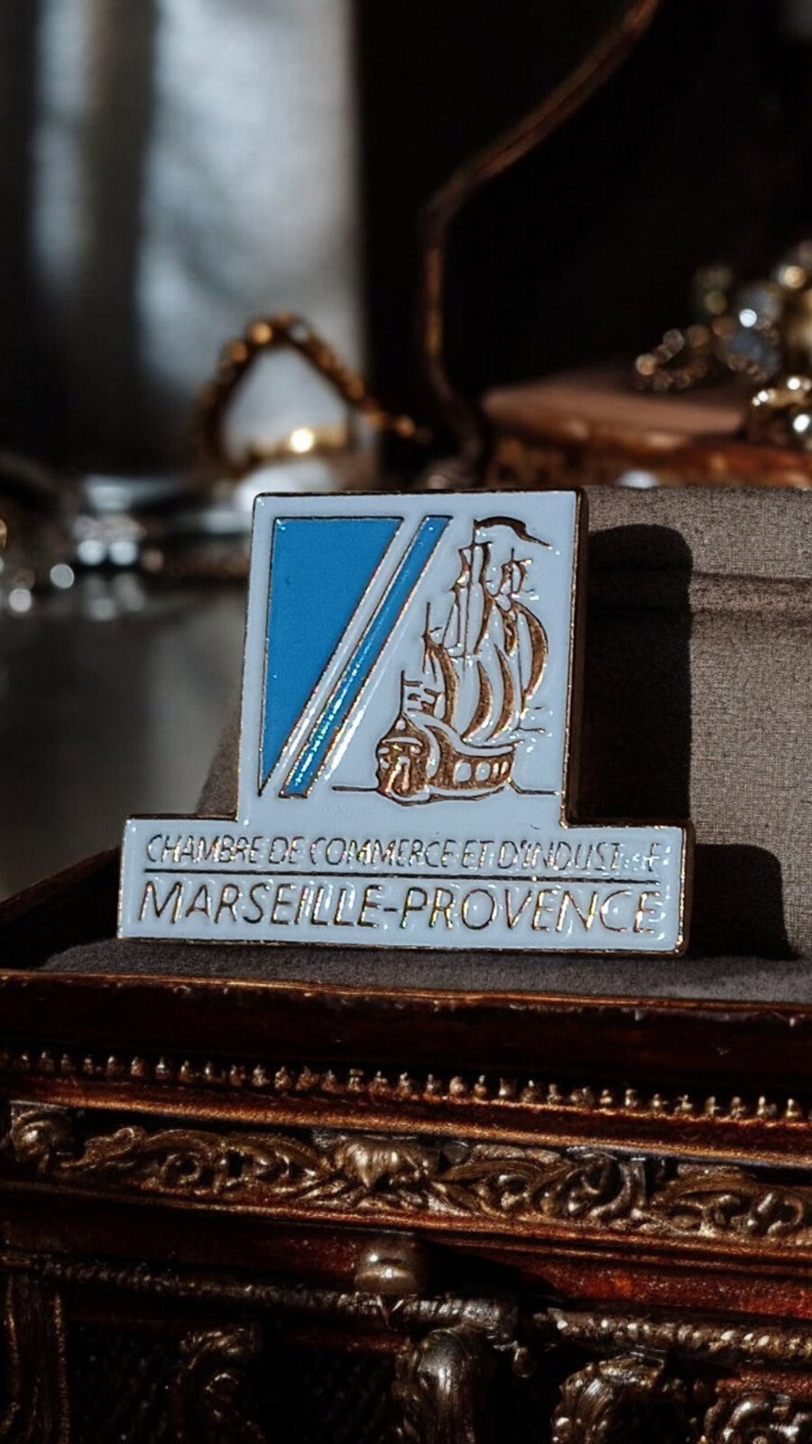 Pin's vintage Chambre de Commerce Marseille Provence émaillé bleu blanc badge an