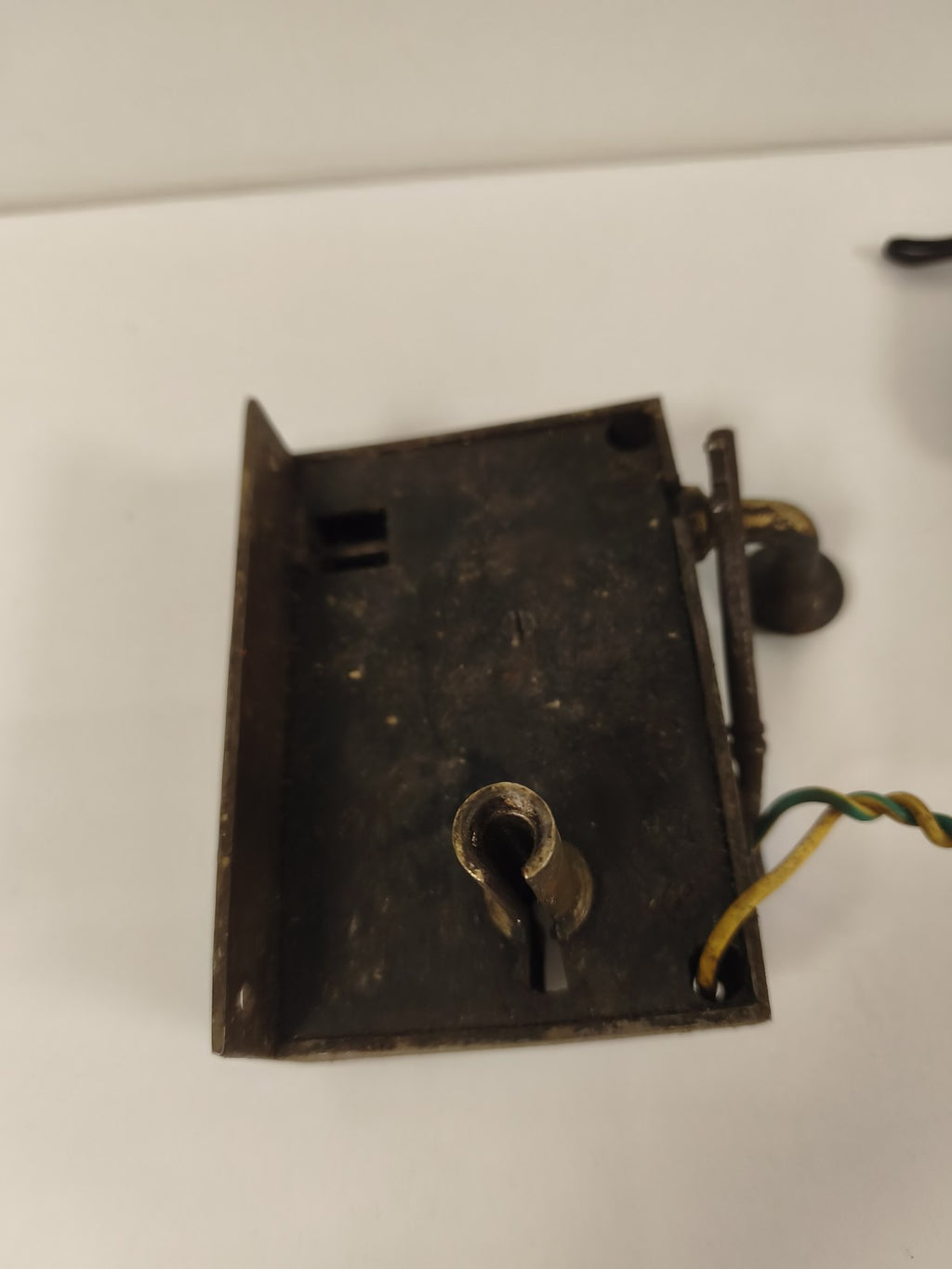 Ancienne poignée serrure de porte en métal, patine d?origine, avec clé