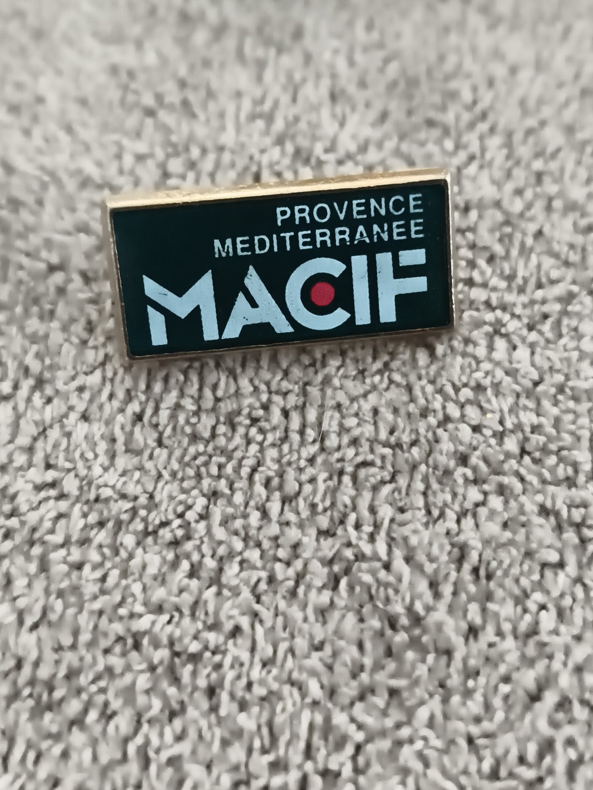 Pin's vintage MACIF Provence Méditerranée logo rectangulaire rétro (Ref 6)
