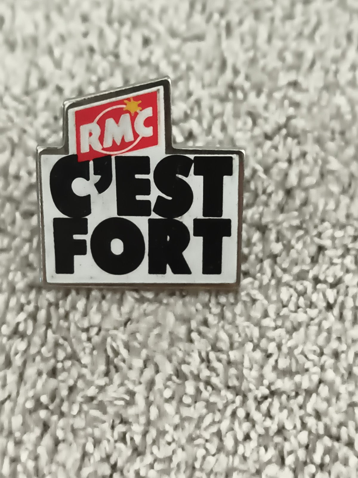 Pin's publicitaire RMC C'EST FORT vintage, badge ancien logo radio (Ref 1)