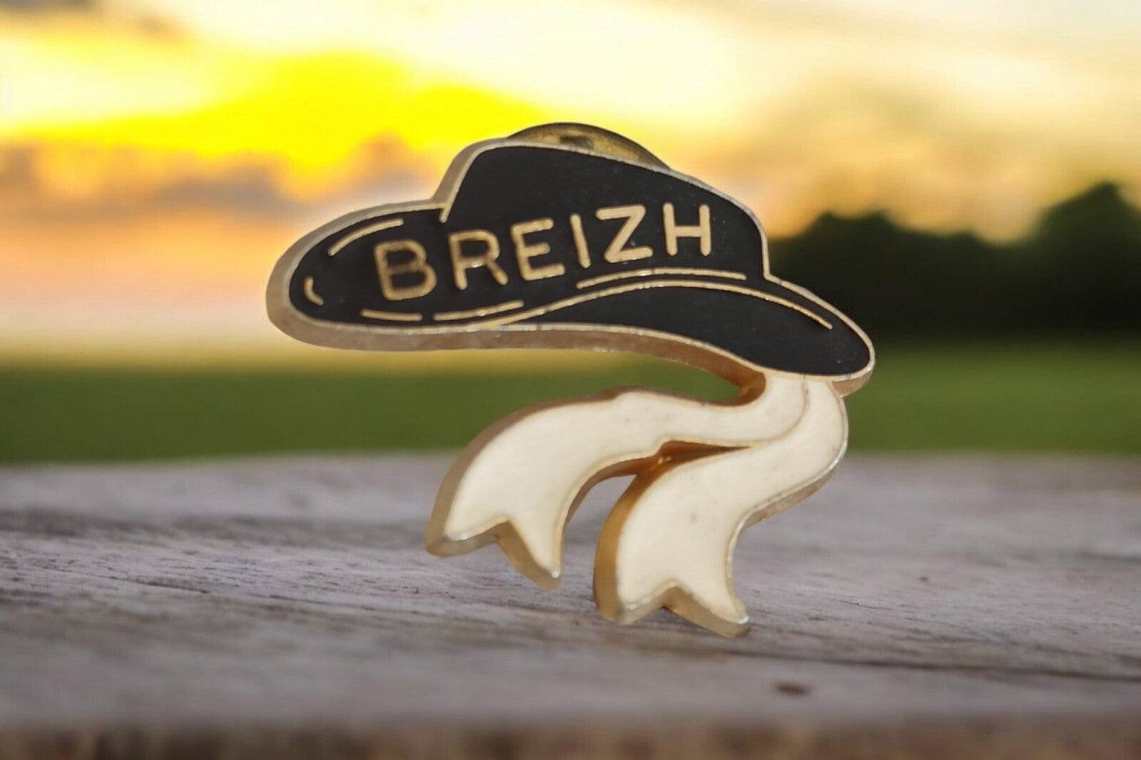Pin's chapeau breton BREIZH vintage noir doré, souvenir Bretagne, badge rétro