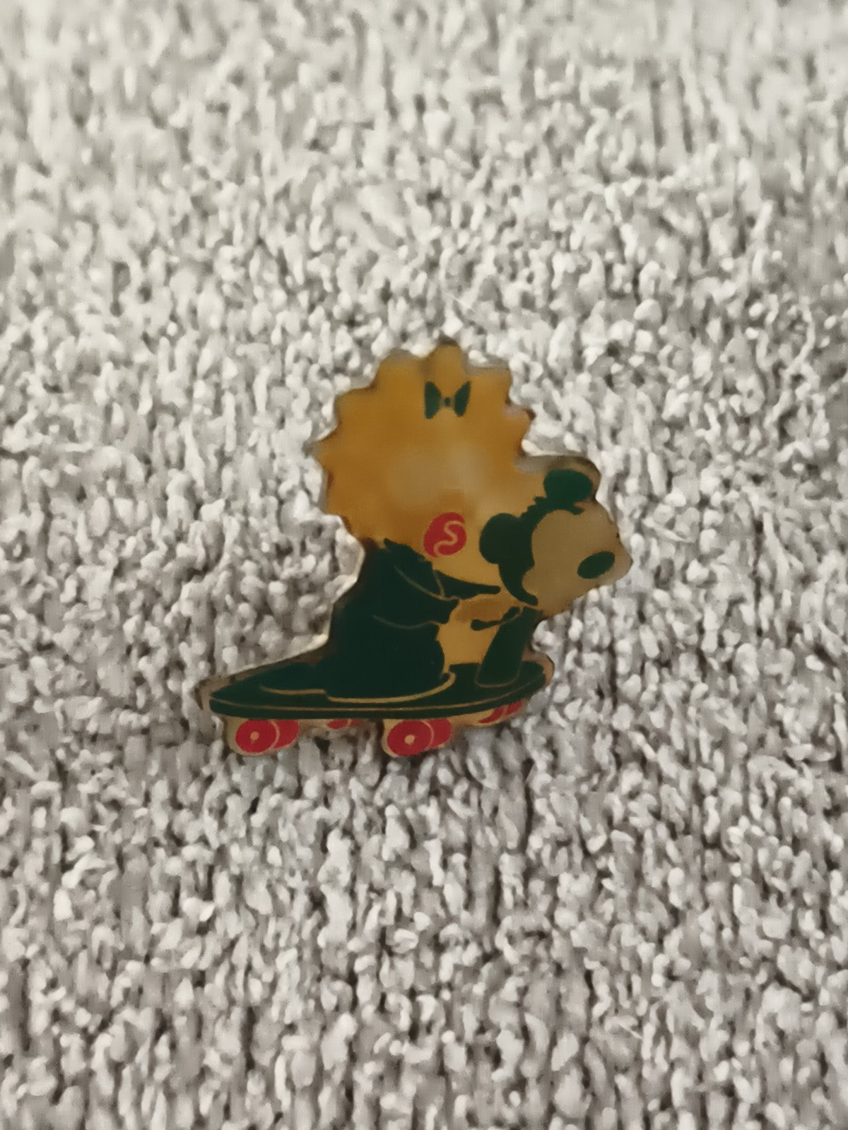 Pin's vintage Lisa Simpson skate Simpsons émaillé dessin animé (Ref 8)