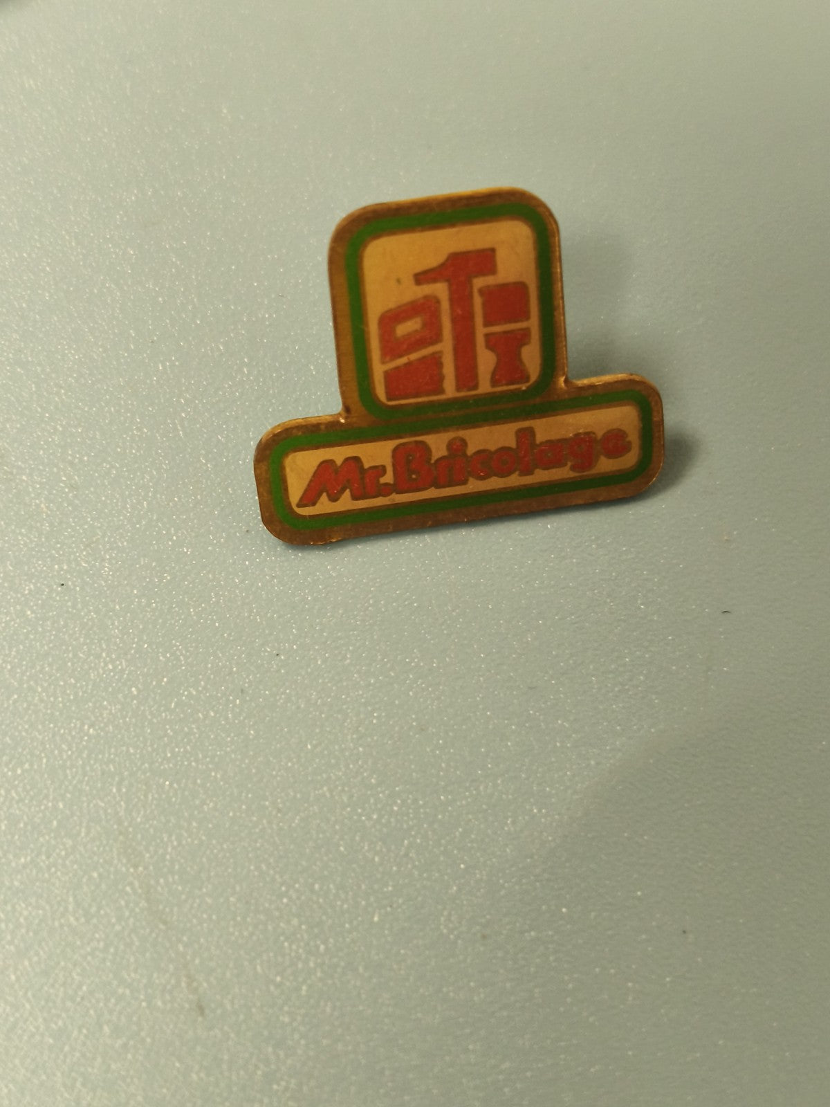 Pin's vintage Mr Bricolage logo ancien collection publicitaire rétro