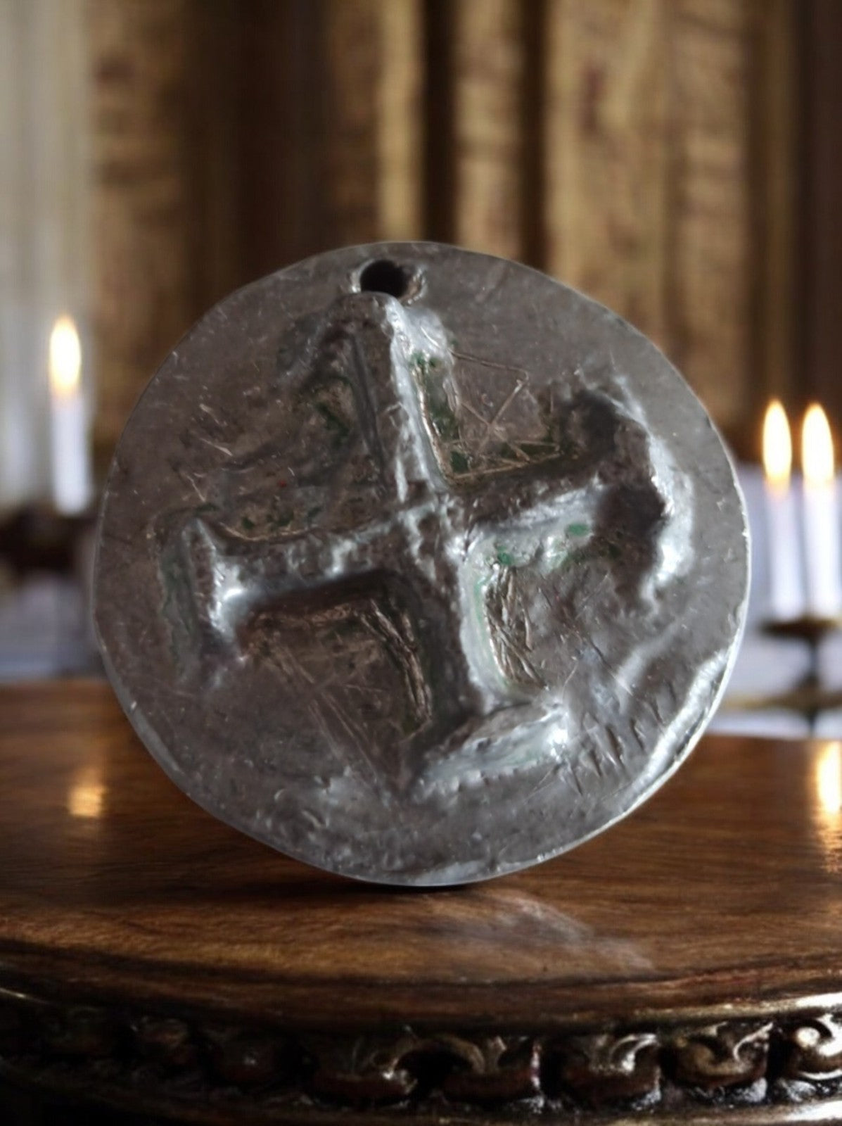 Médaillon Croix ronde en métal patiné – pendentif religieux mystérieux