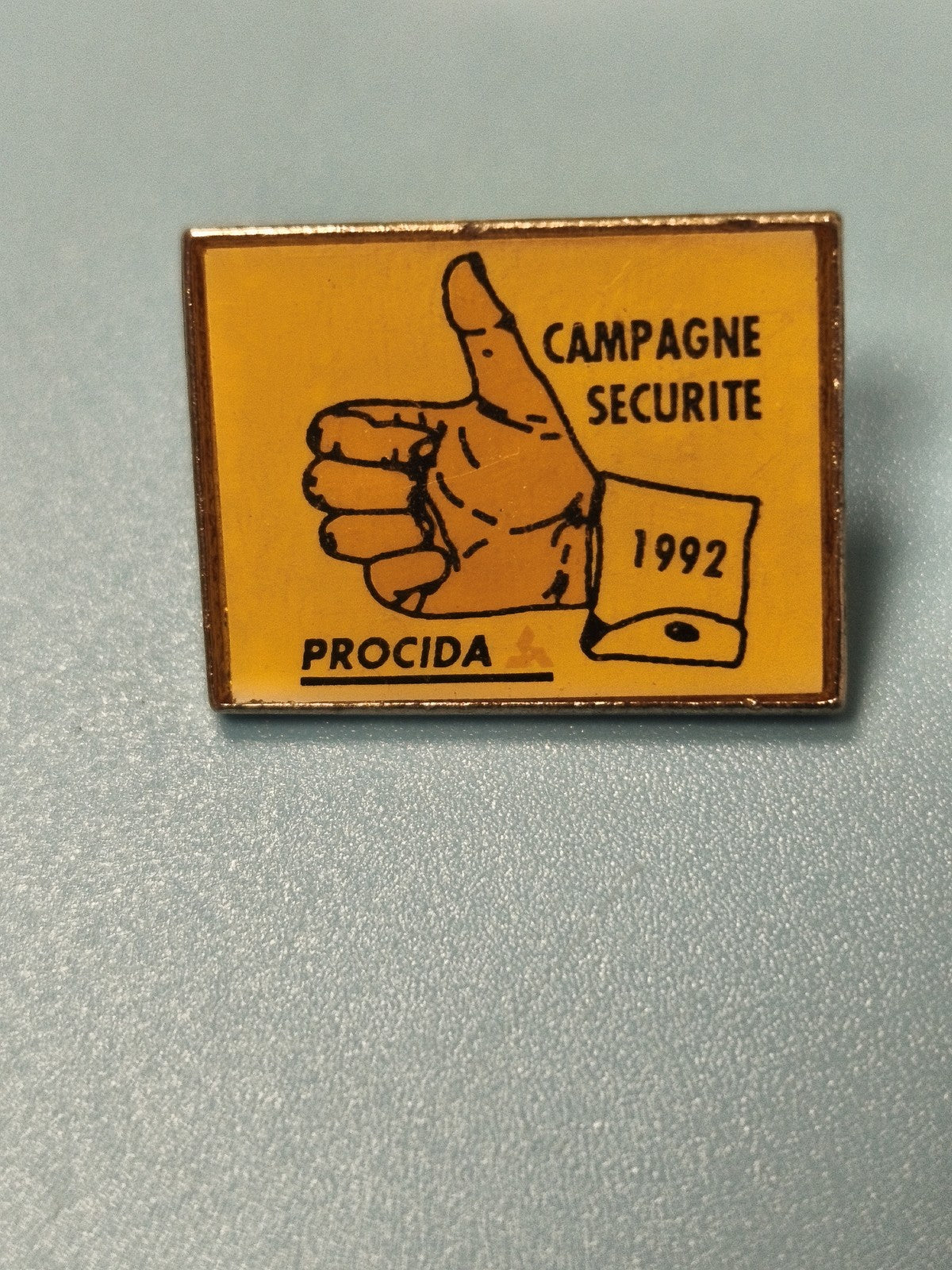 Vintage pin's Procida sécurité 1992 main jaune rétro collection (ref 11)