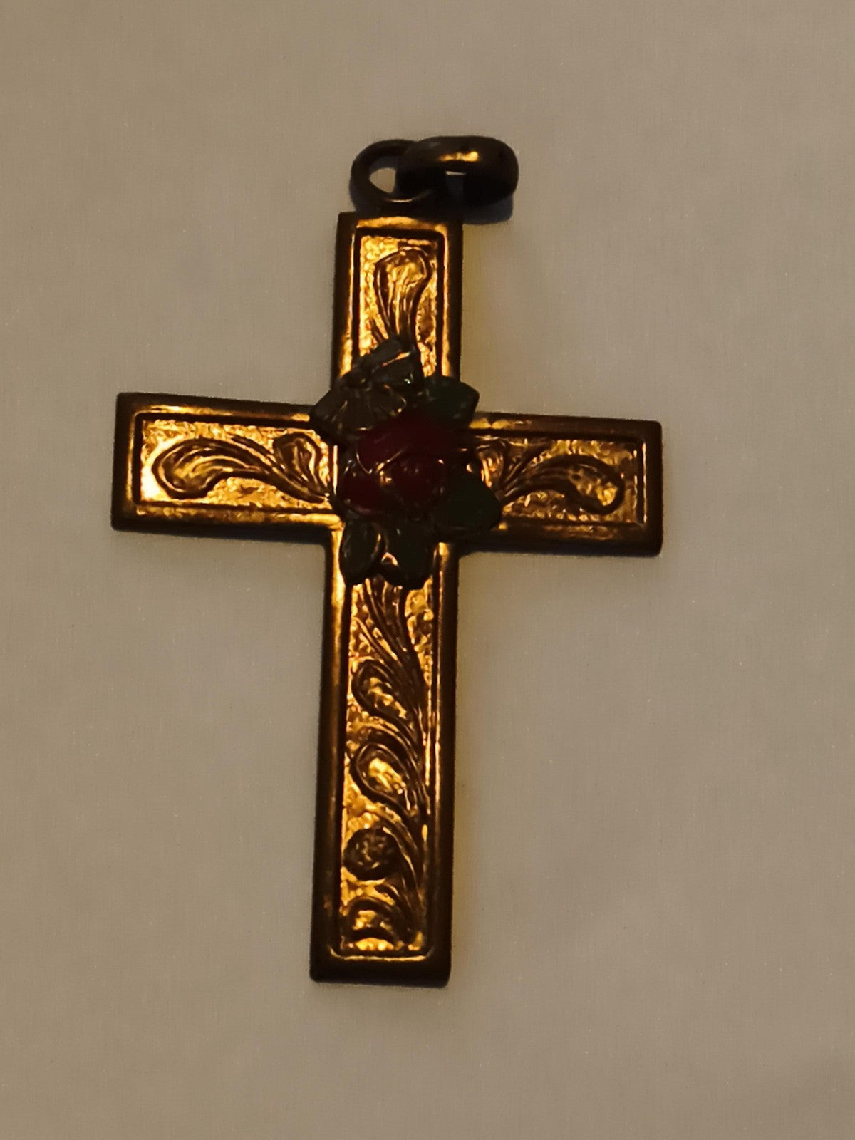 Croix catholique ancienne dorée, décor floral, pendentif religieux vintage