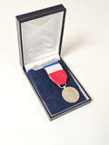Médaille d?honneur du travail ancienne en bronze vintage récompense ouvrière col