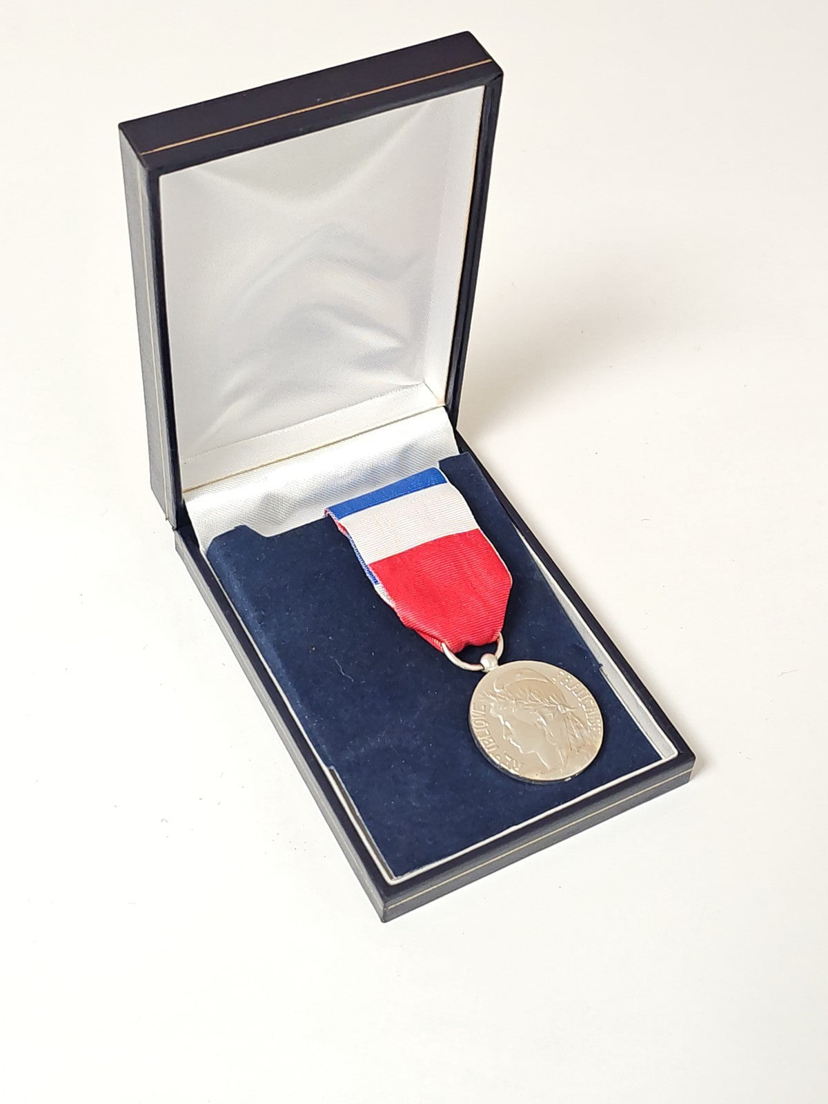 Médaille d?honneur du travail ancienne en bronze vintage récompense ouvrière col