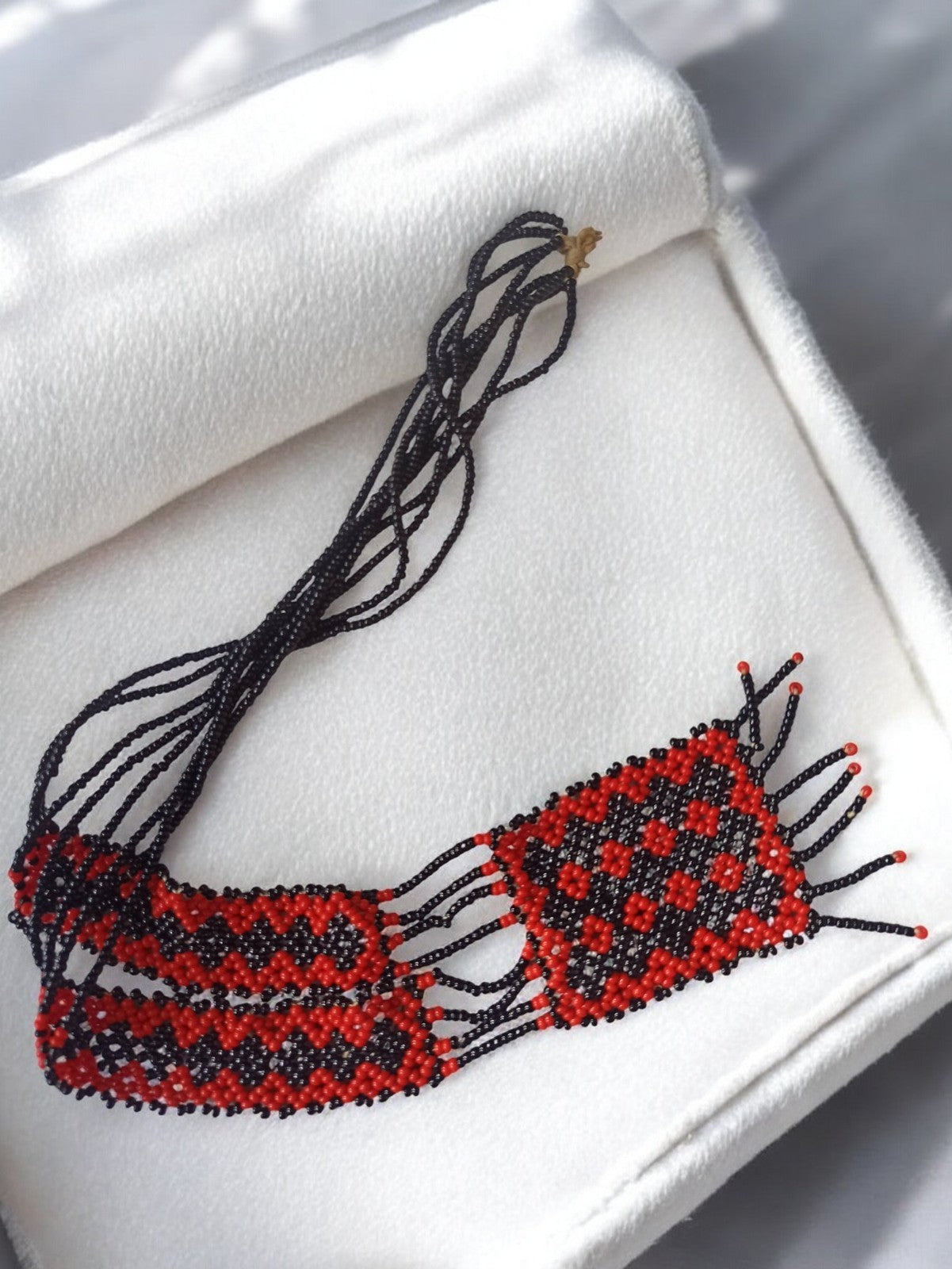 Collier perles vintage fait main noir rouge, bijou ancien artisanal rétro