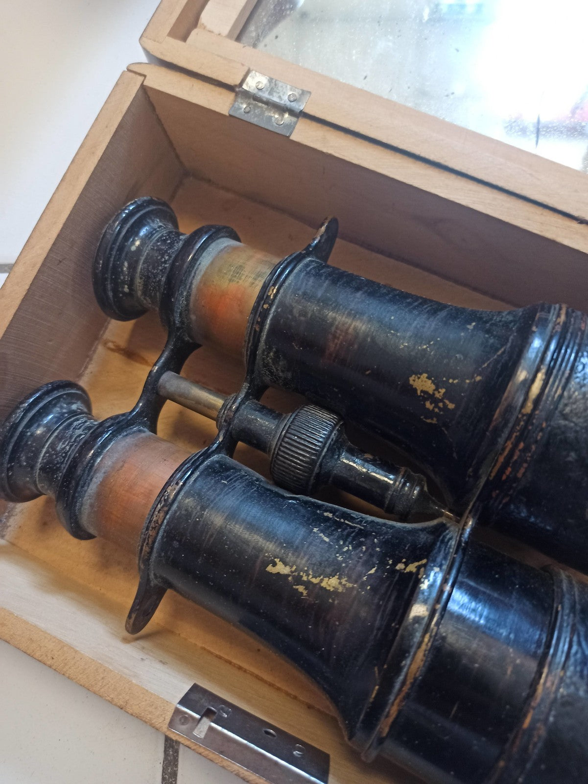 Jumelles anciennes vintage noir rétro avec coffret bois vitré