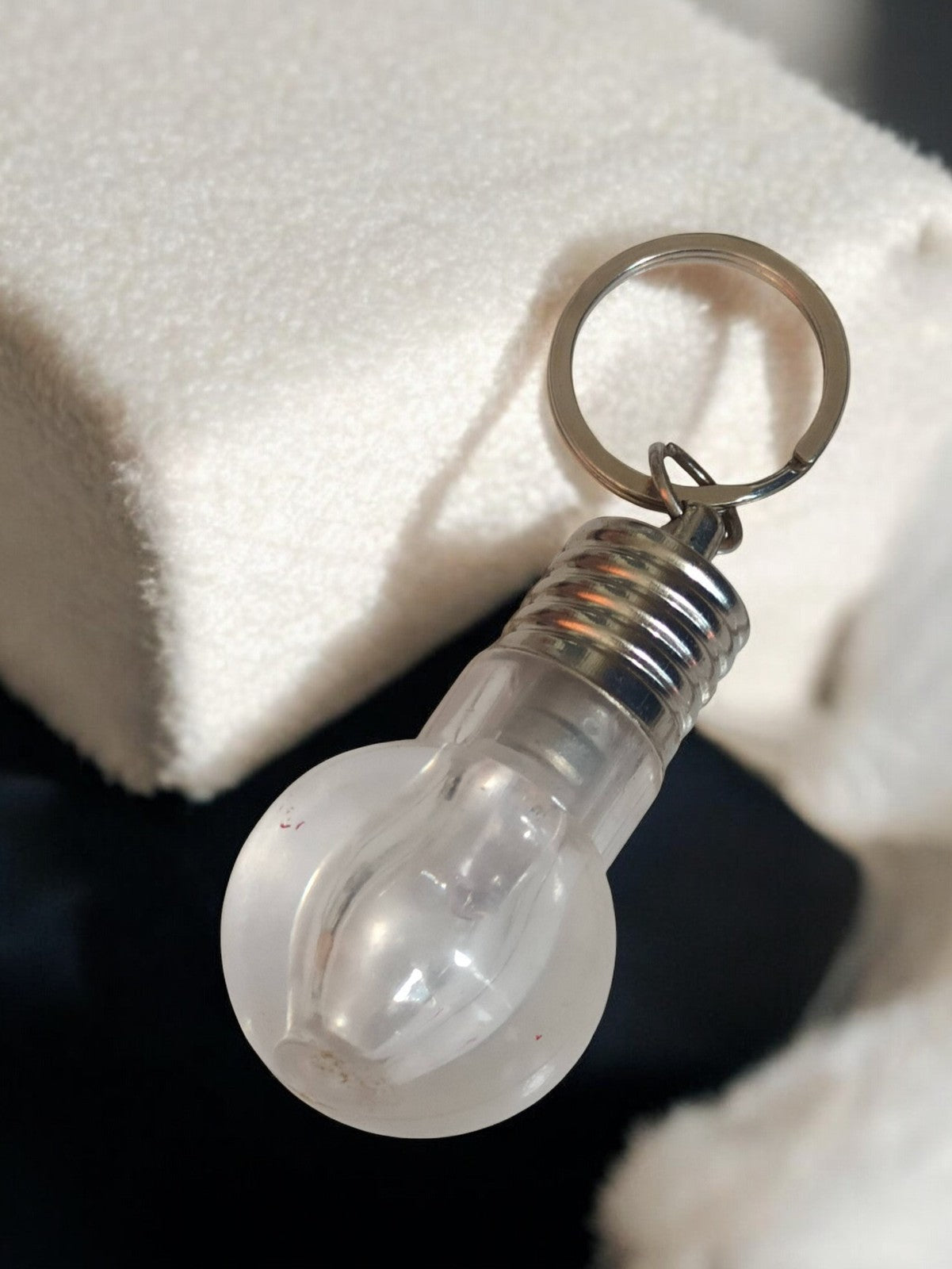 Porte-clés vintage ampoule translucide rétro publicitaire ancien