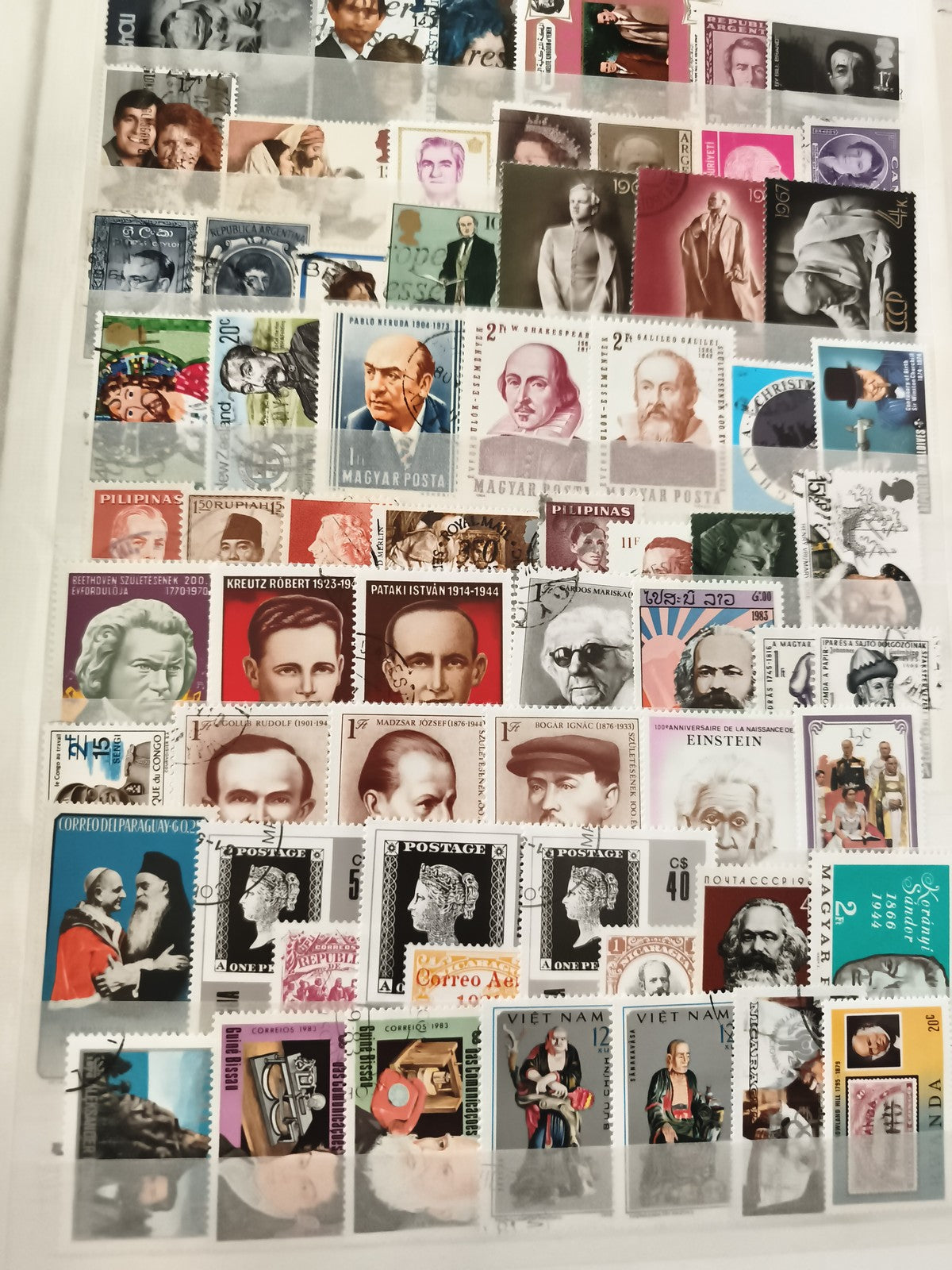 Timbres oblitérés personnages historiques Einstein Galilée lot philatélie