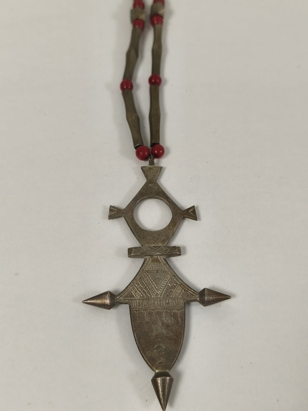Collier vintage touareg ancien pendentif ethnique perles rouges géométrique