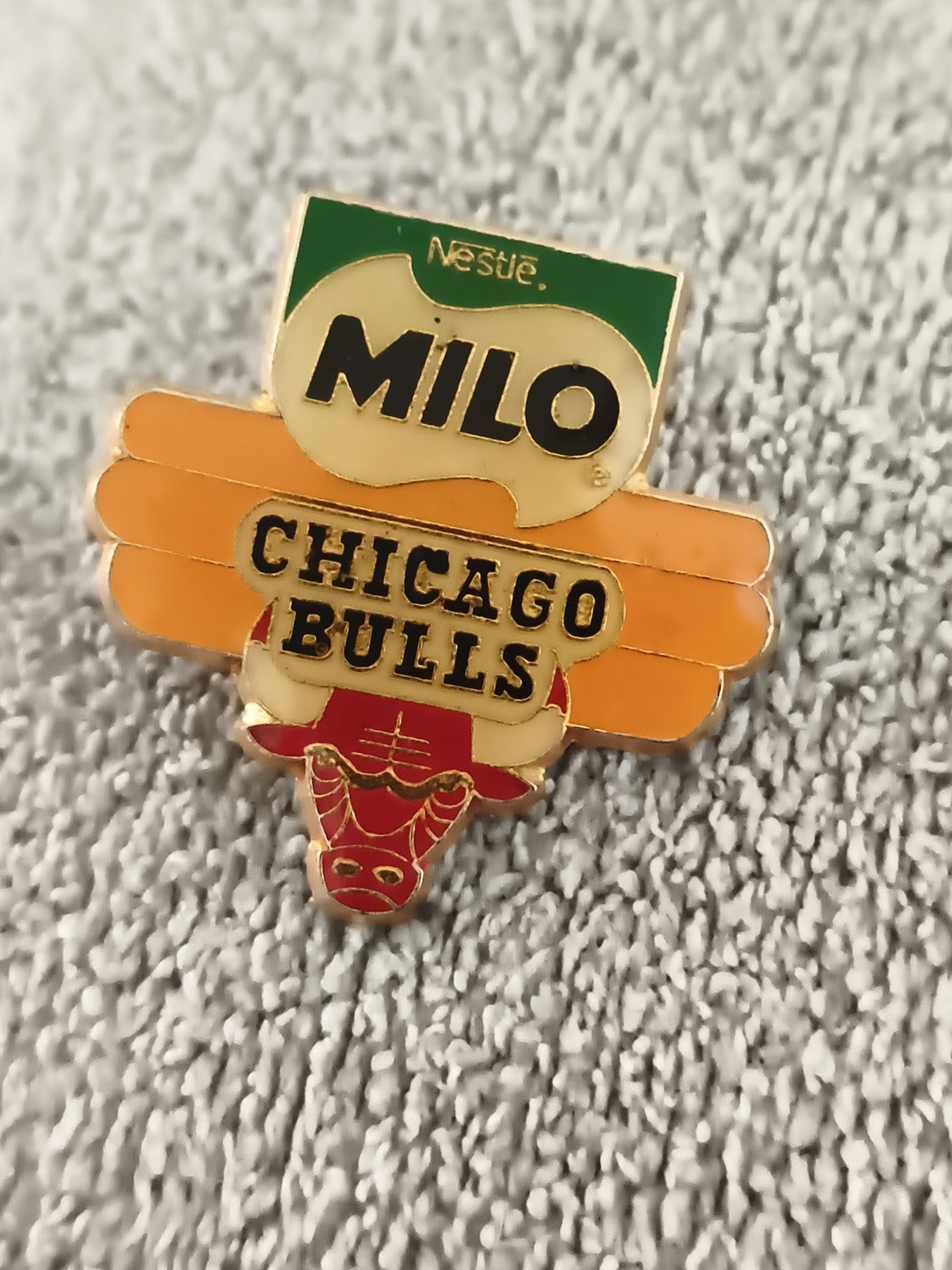 Pin's vintage Nestlé Milo Chicago Bulls NBA logo émaillé ancien basket (Ref 4)