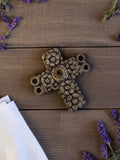 Pendentif croix vintage métal années 50 motif floral relief bijouterie ancienne