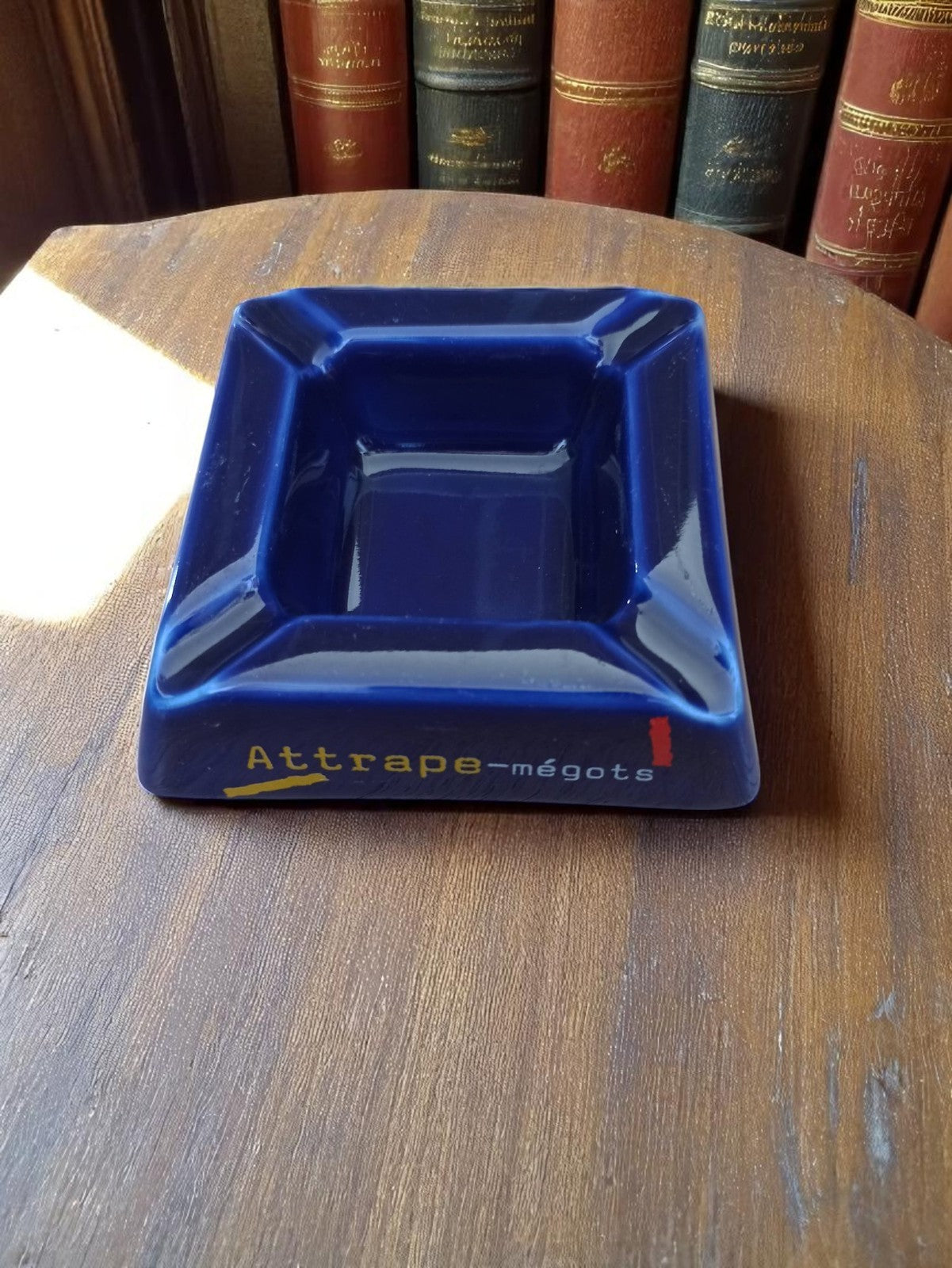 Cendrier publicitaire bleu Attrape-mégots vintage carré, déco bistrot rétro