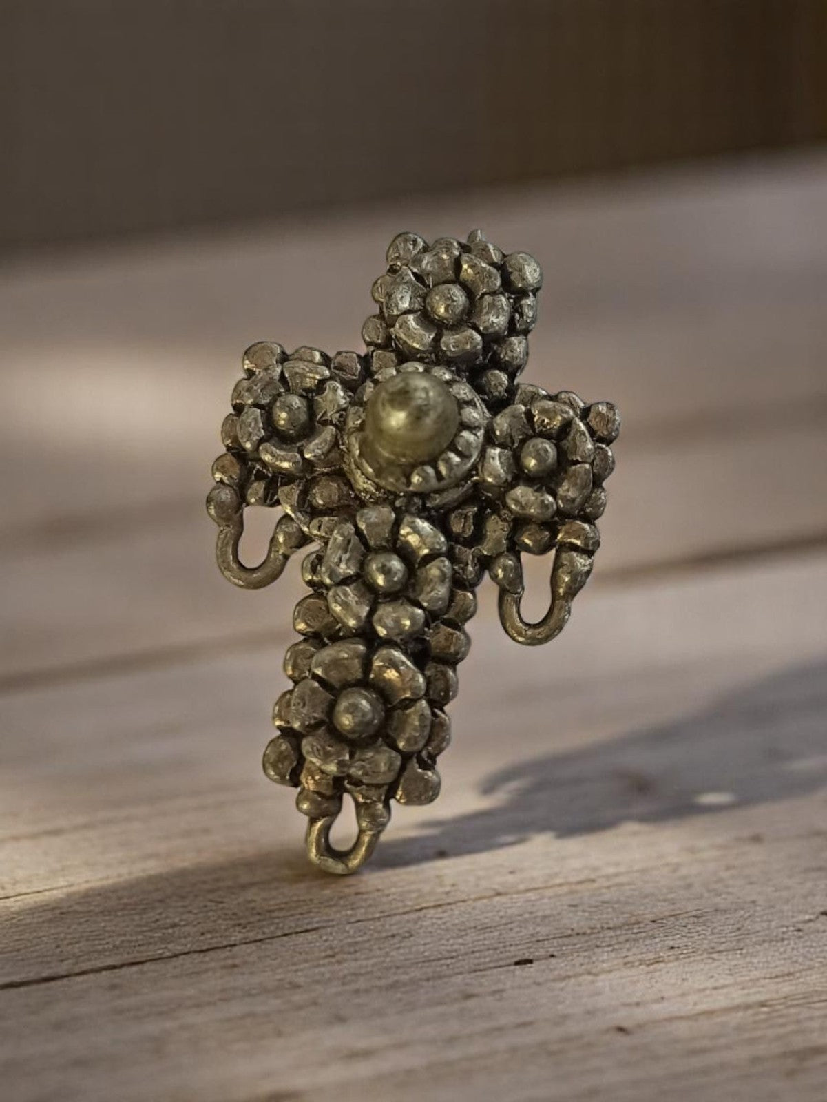 Pendentif vintage croix métal années 50, bijouterie ancienne, relief perlé