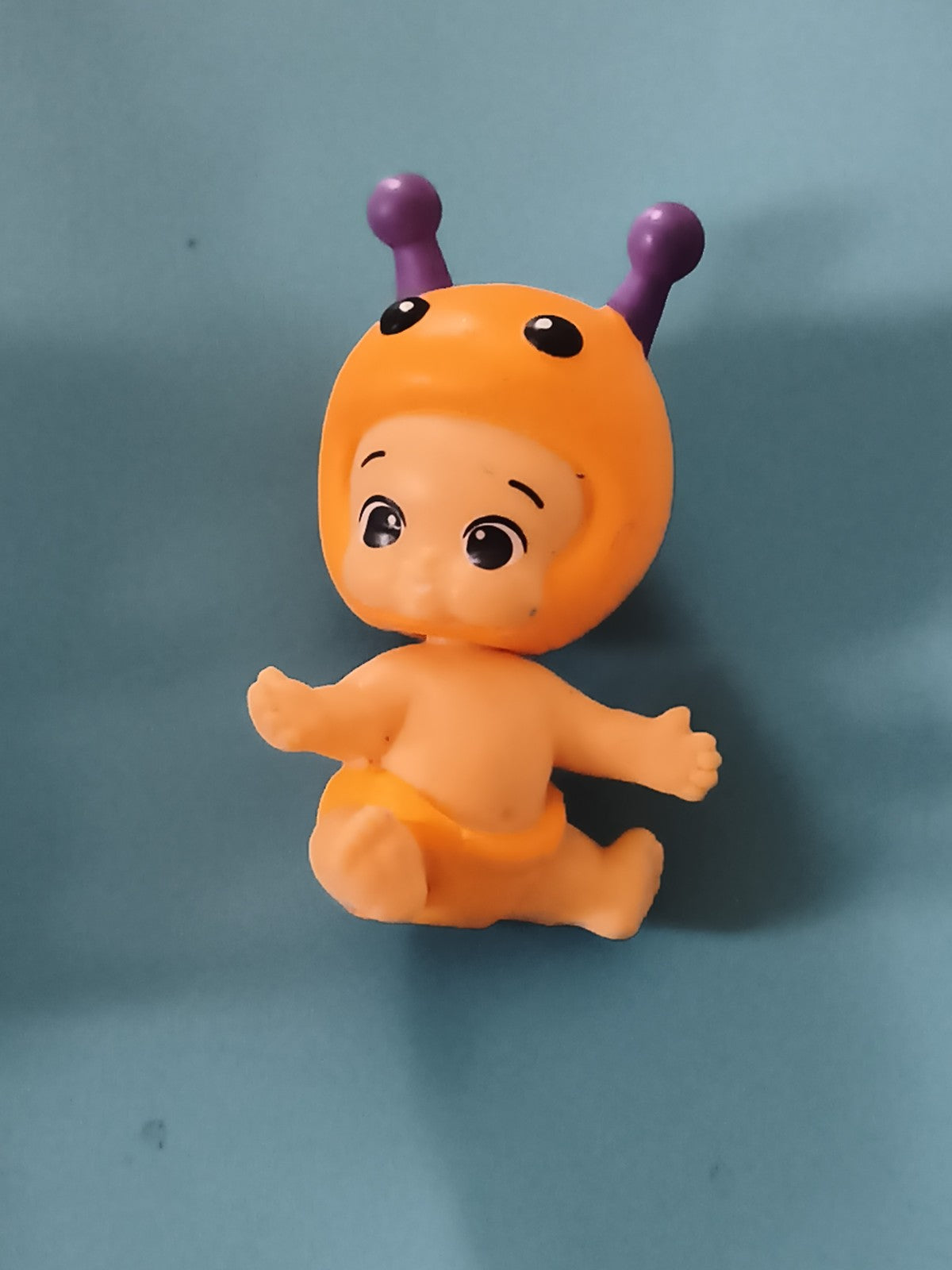 Figurine bébé Twozies assis casque orange antennes violettes