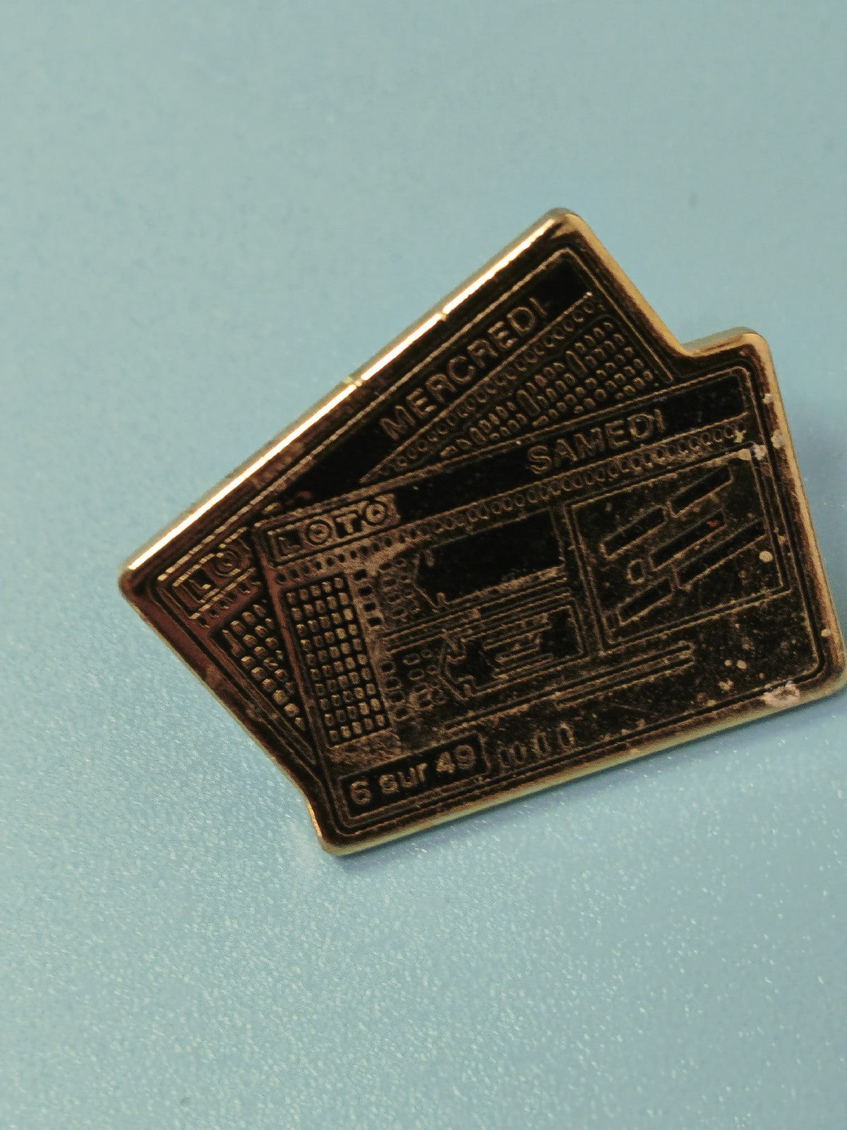 Vintage pin's loto ancien, forme ticket, collection rétro jeu de hasard