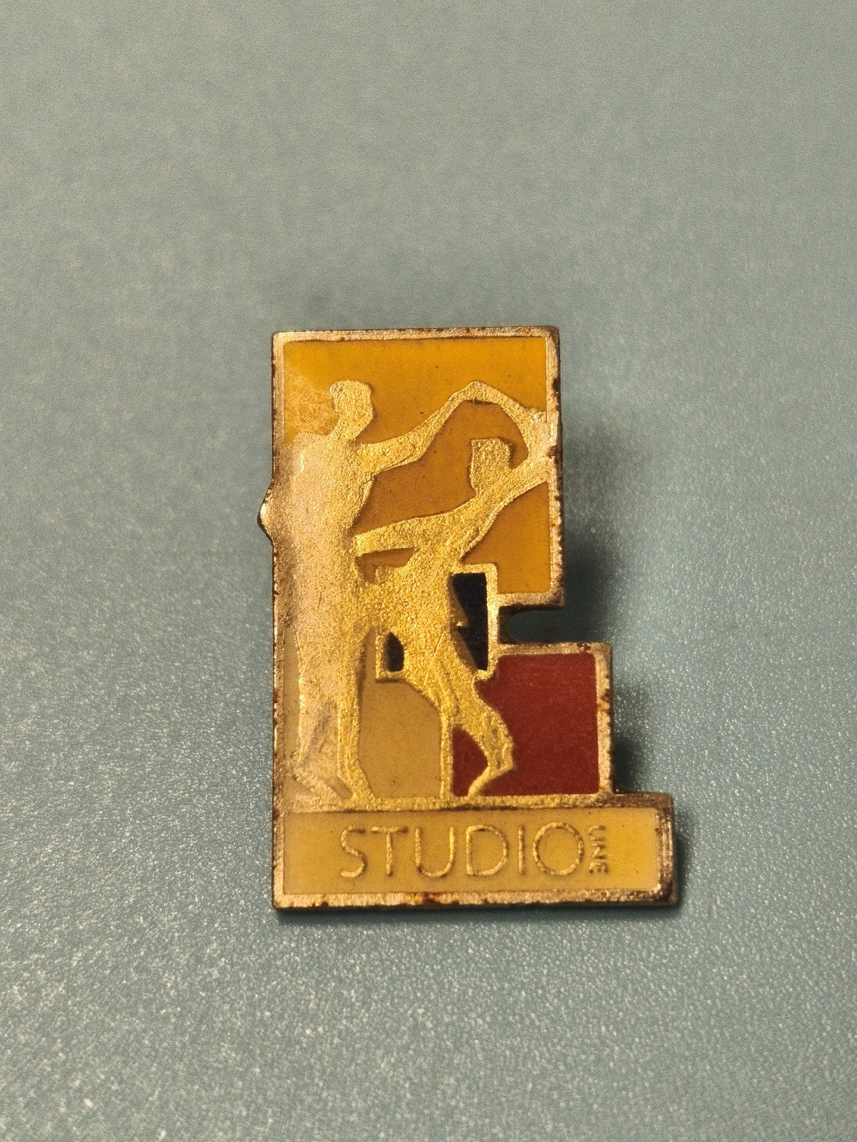 Vintage pin's Studio danseurs émaillé rectangulaire jaune rouge rare collection