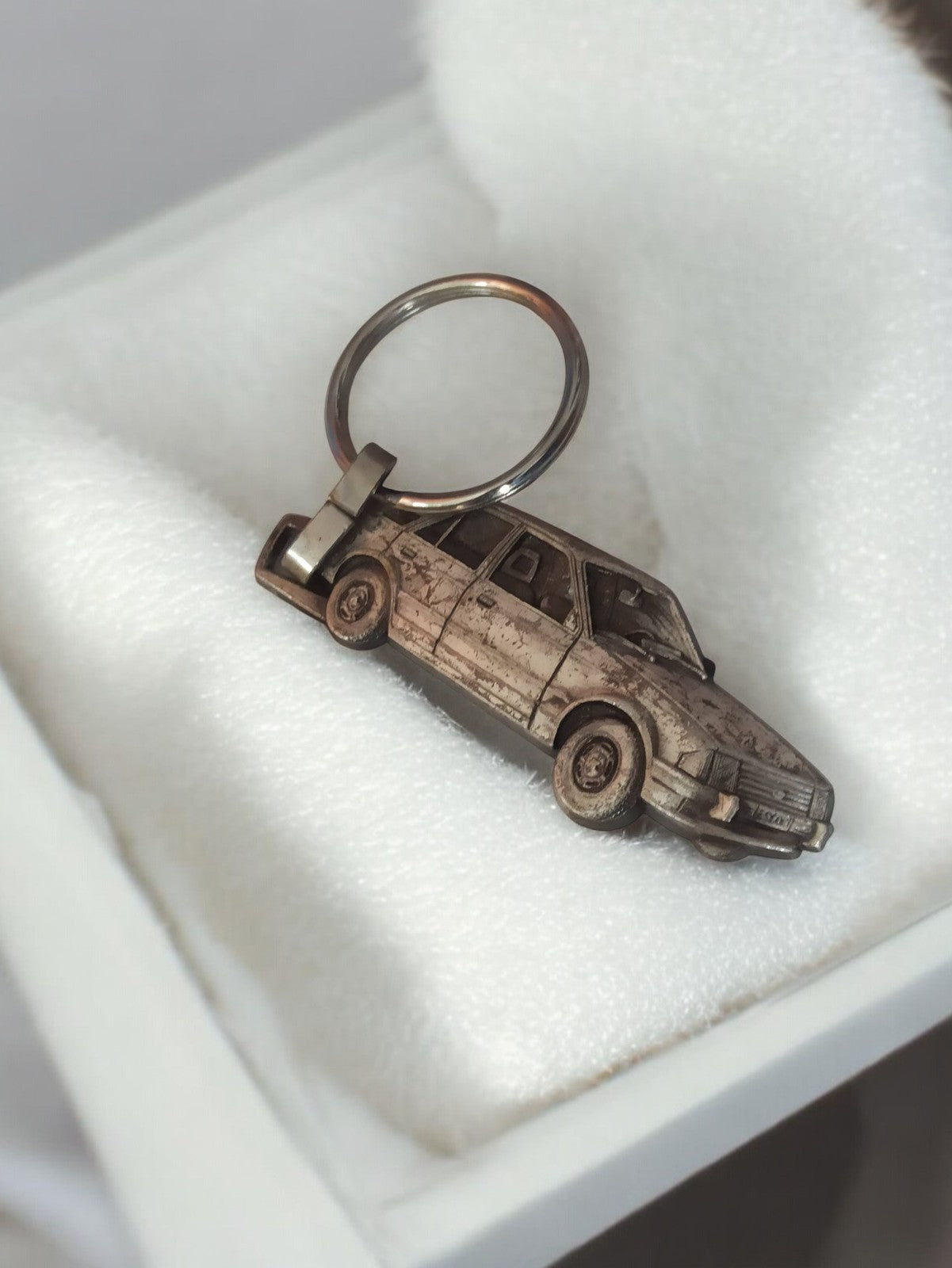 Porte-clés ancien voiture rétro publicitaire vintage aspect métallique rare