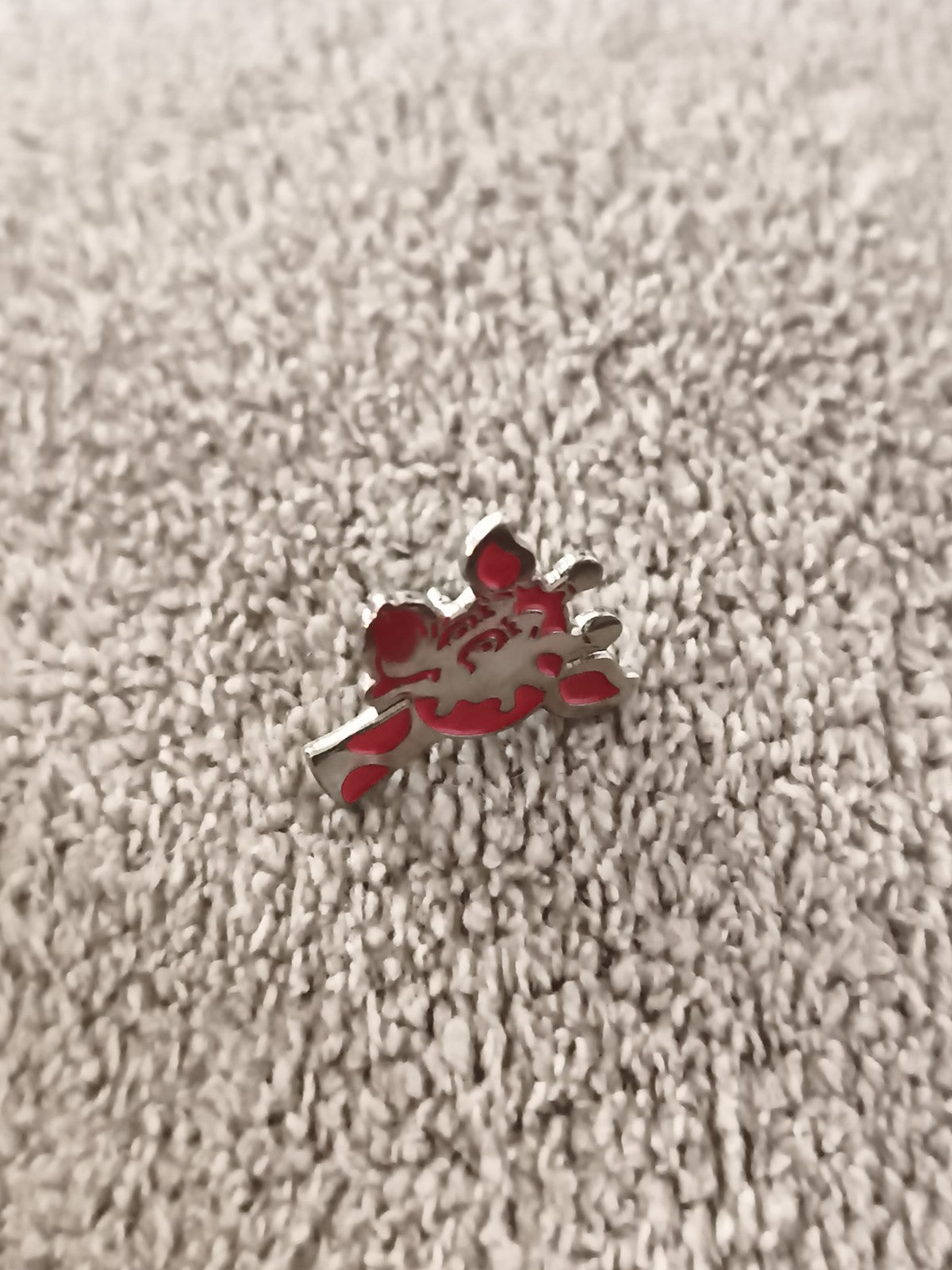 Pin's vintage motif crabe rouge, badge ancien, aspect métal émaillé (Ref 6)
