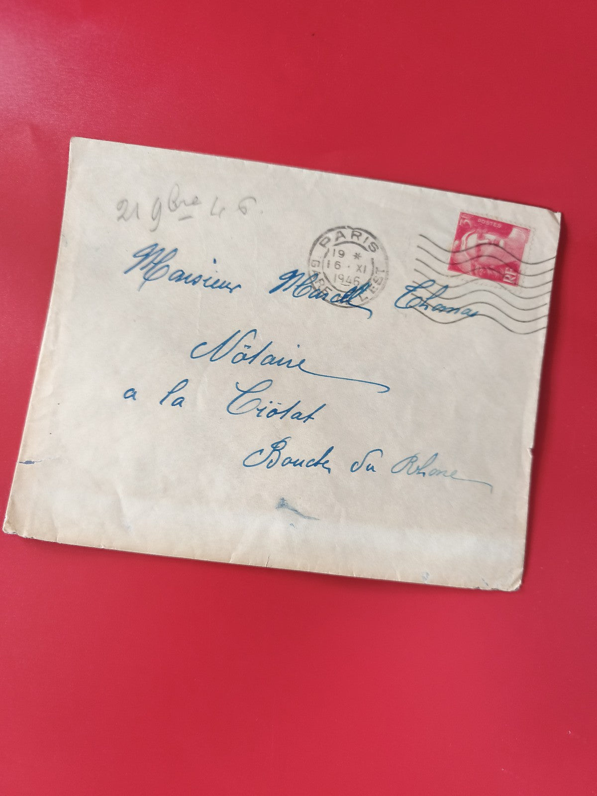 Enveloppe philatélie timbrée Paris 1945 écriture manuscrite sur fond rouge