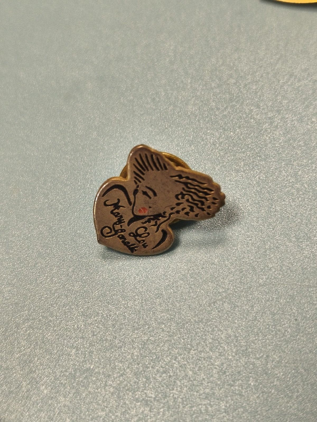 Vintage pin's Mary Lou visage stylisé collection badge rétro ancien