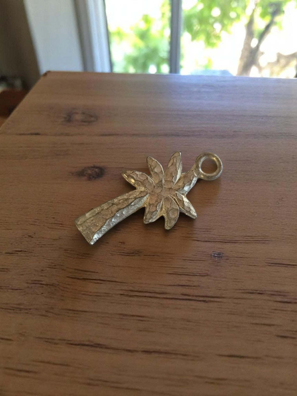 Pendentif vintage palmier métal doré années 50 rétro bijouterie deadstock