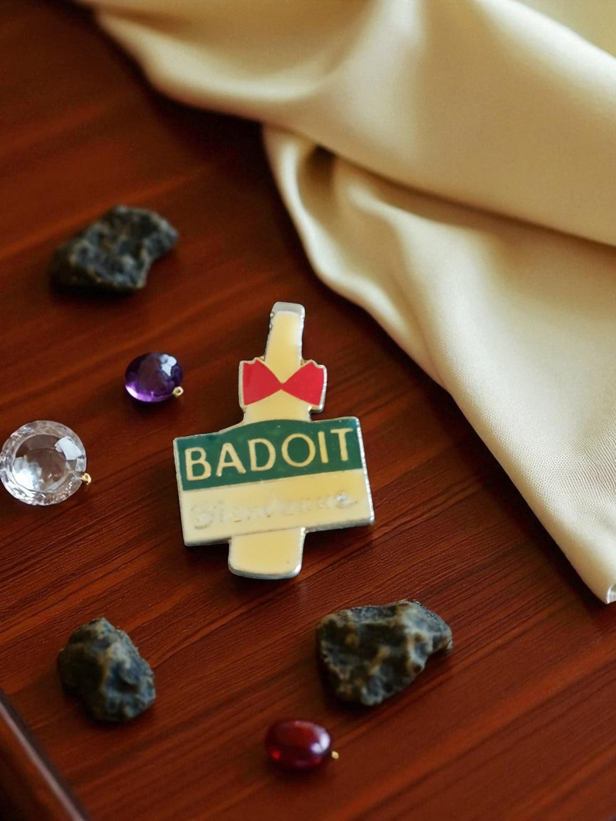 Pin's publicitaire vintage Badoit édition limitée, forme bouteille, collection