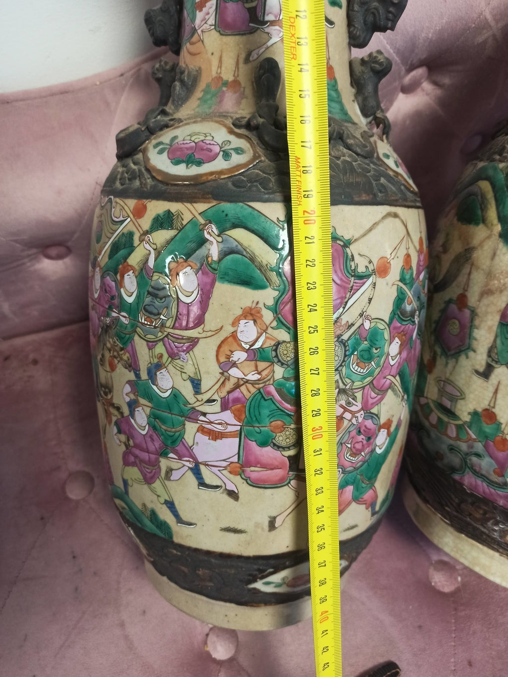 Paire de vases chinois anciens, émaux polychromes, dragons en relief, vintage