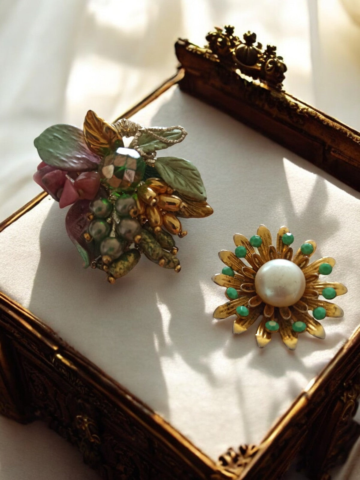 Broches vintage rétro chic, motif fleur et fruit, doré perle cabochon
