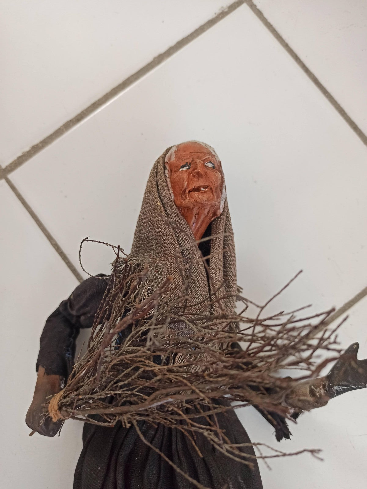 Alte Santon-Frau mit Besen, dekorative Vintage-Figur, Sammlung Fran