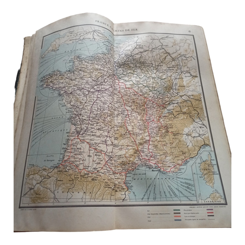 Atlas Universel Quillet relié relief noir France géographie cartographique
