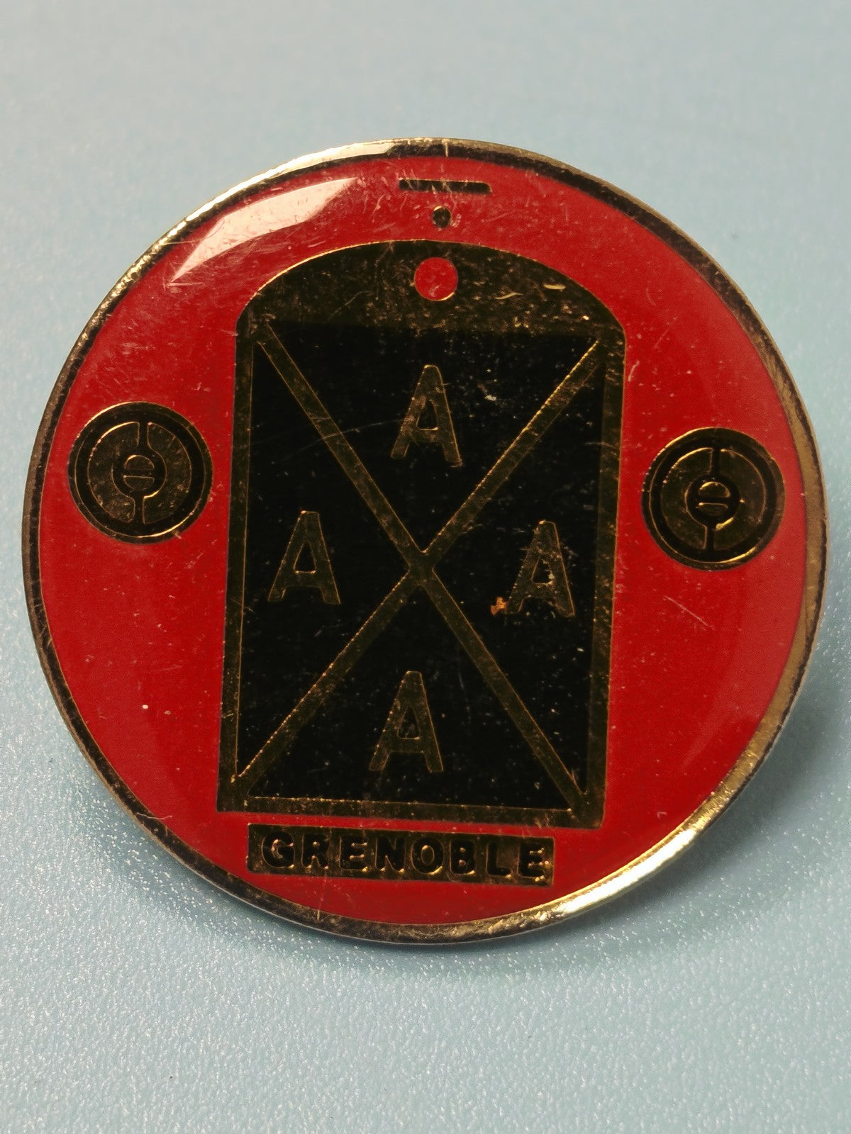 Pin's vintage Grenoble émaillé rond rouge et noir collection ancienne badge
