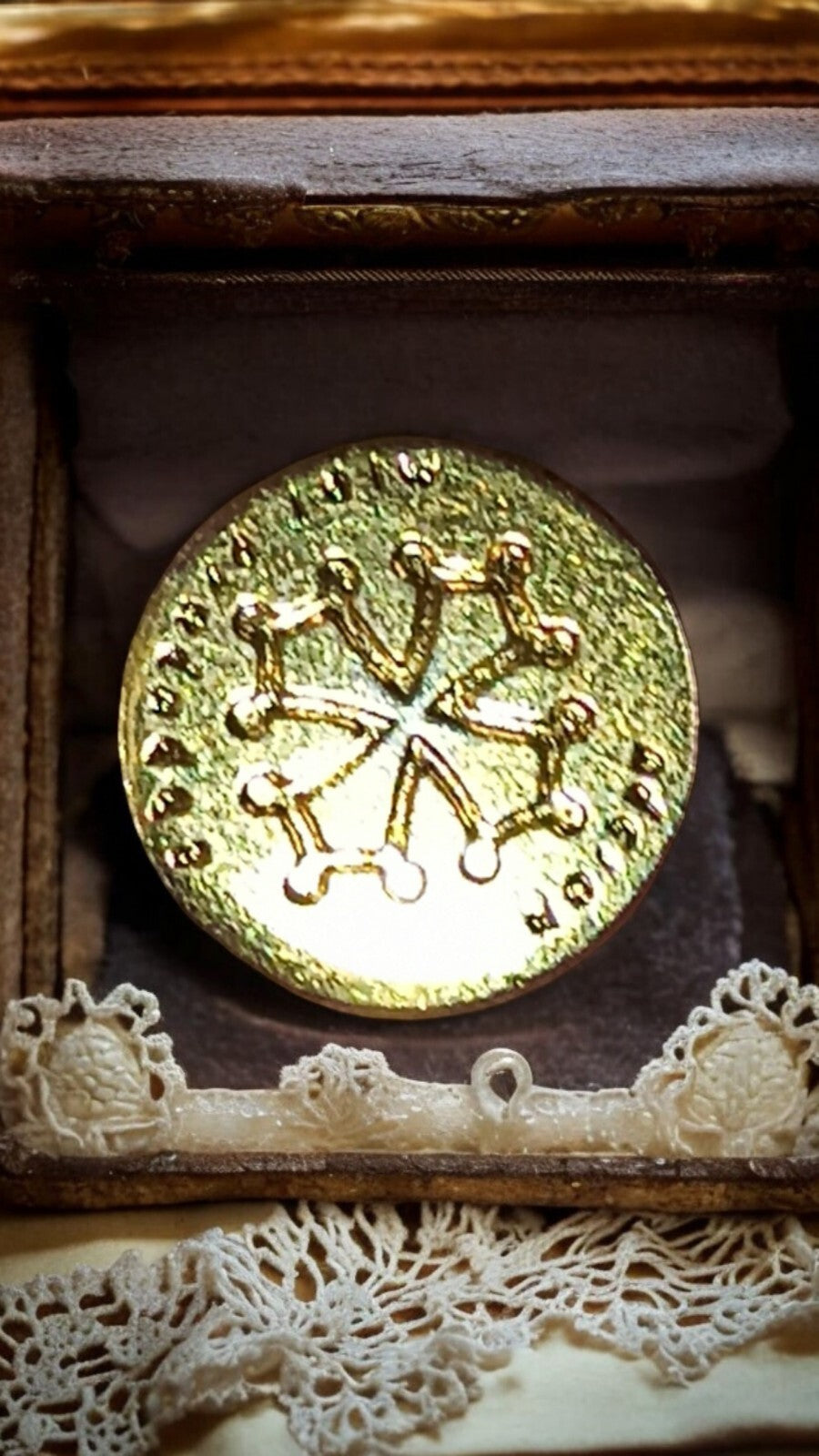 Pin's vintage croix occitane dorée aspect martelé, badge ancien rétro