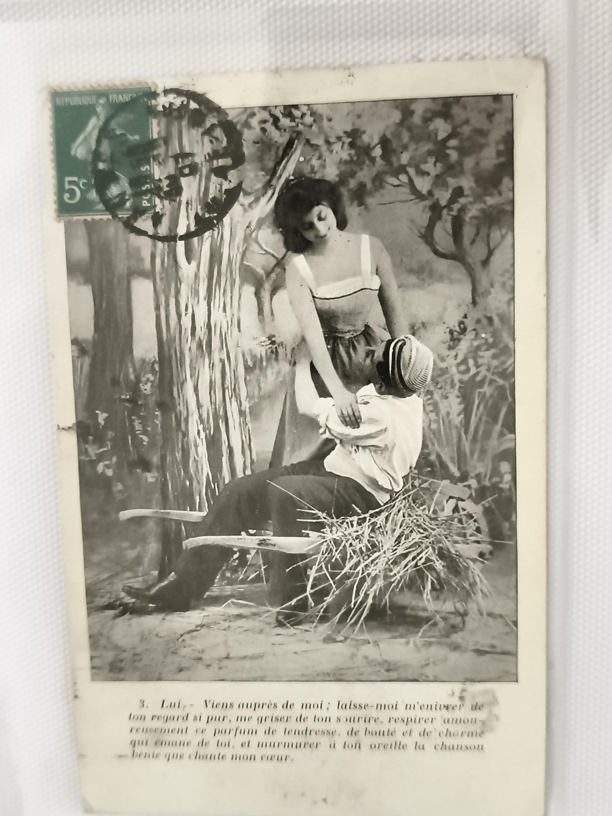Carte postale ancienne noir et blanc scène romantique timbre 5c France CPA