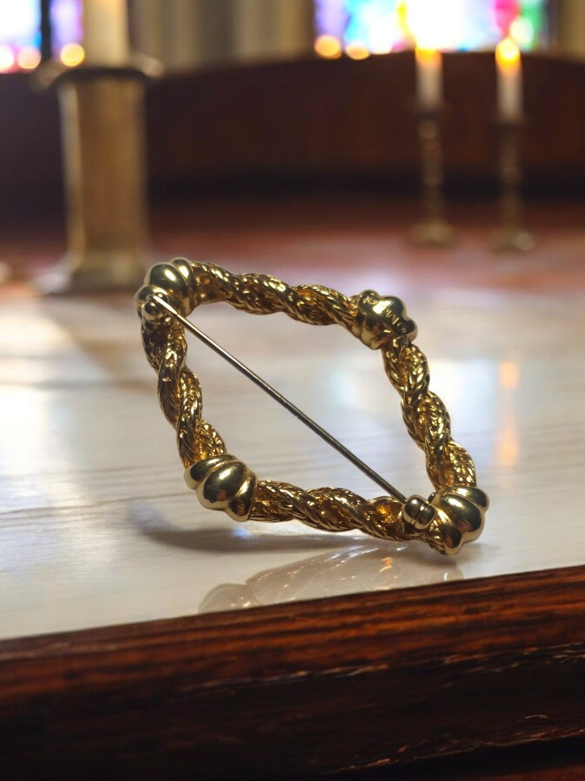 Broche vintage plaquée or ovale torsadée, bijou élégant rétro