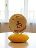 Pin's rond vintage WISD. Service 10 ans, badge rétro jaune bordeaux