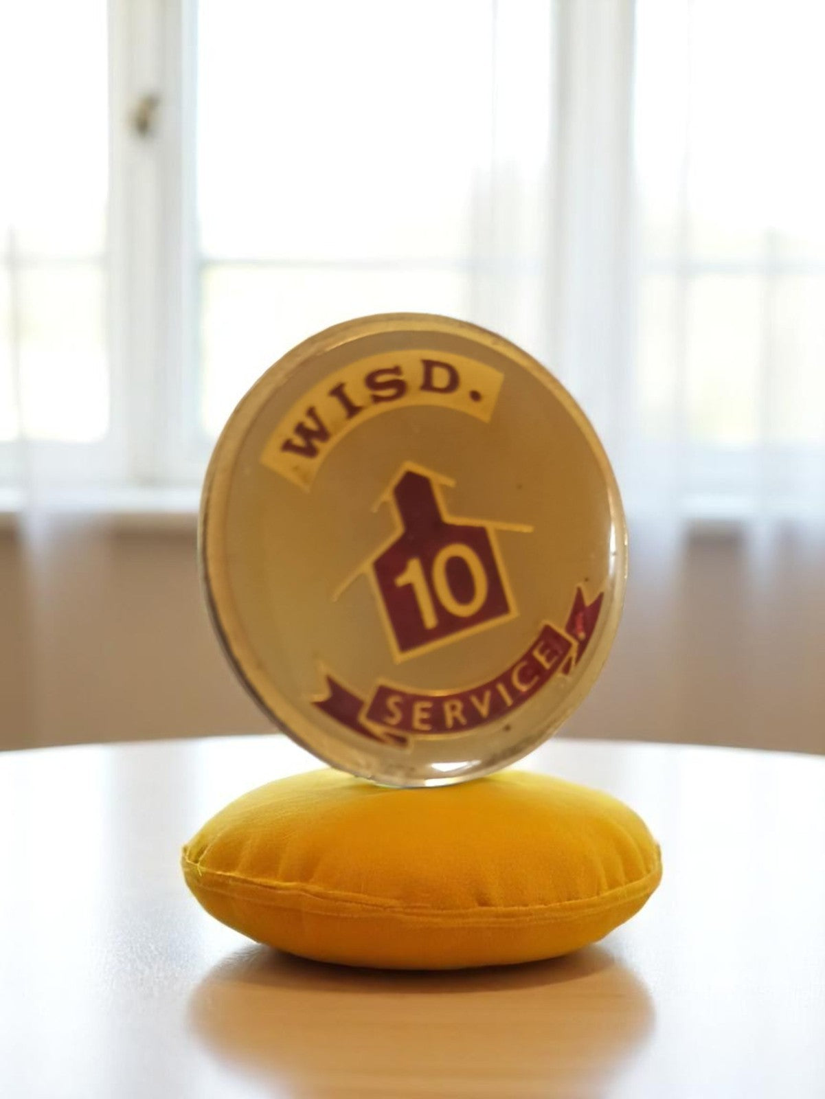 Pin's rond vintage WISD. Service 10 ans, badge rétro jaune bordeaux