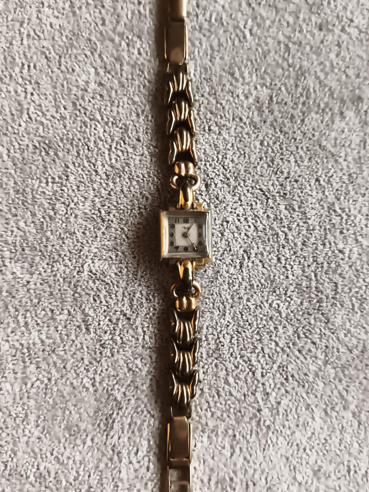 Montre femme vintage Trib Swiss plaquée or carré, bracelet maillons dorés rétro