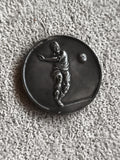Médaille ancienne football joueur relief ronde vintage sport trophée