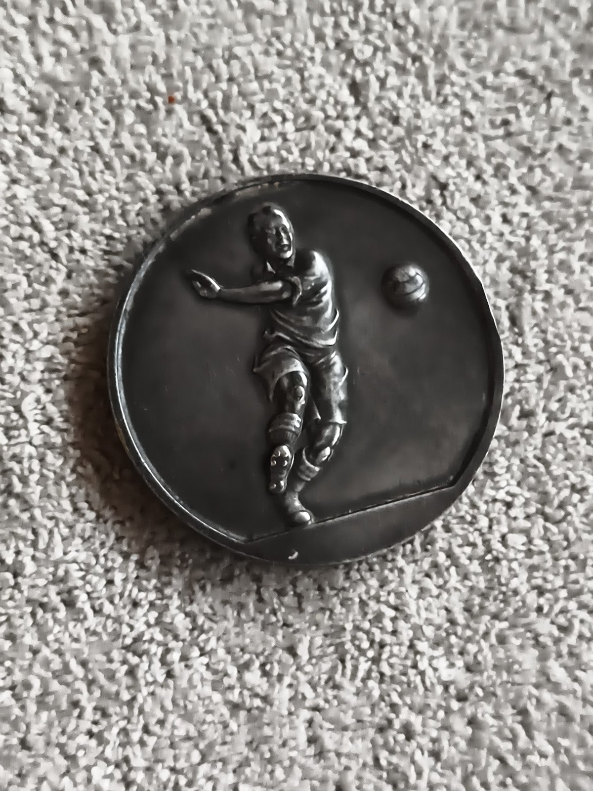 Médaille ancienne football joueur relief ronde vintage sport trophée