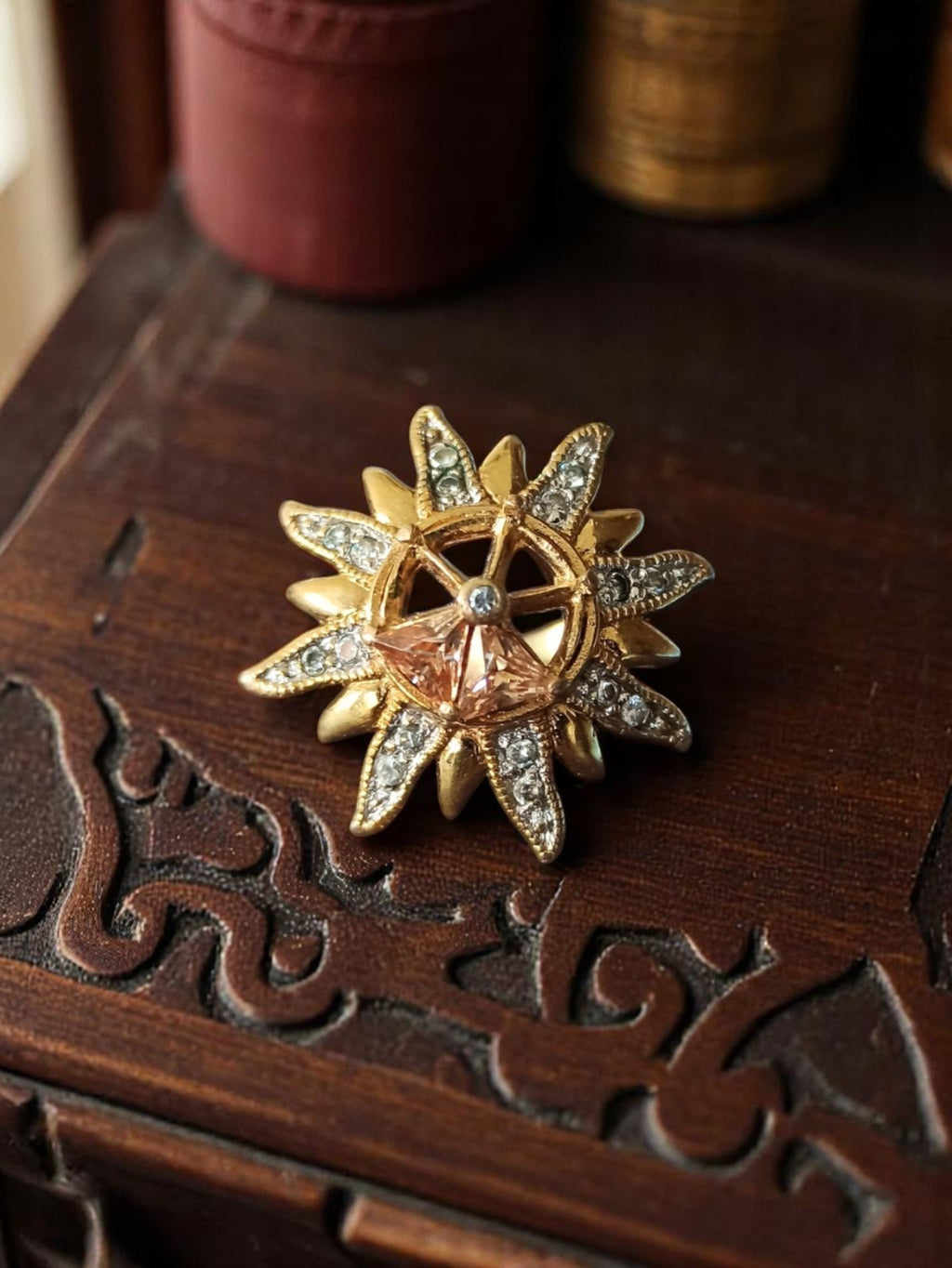 Broche vintage dorée motif soleil strass style rétro bijou ancien élégant