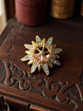 Broche vintage dorée motif soleil strass style rétro bijou ancien élégant